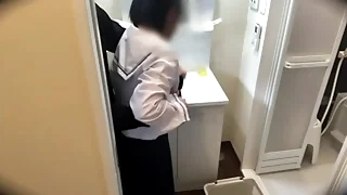 友達の家に泊まりに行って朝起きて顔洗おうと思ったら友達のいも◯との着替えをみてしまいムラムラして後ろからハグしたらノリ気だったので手マン・クンニ・フェラ・バックしてやった。